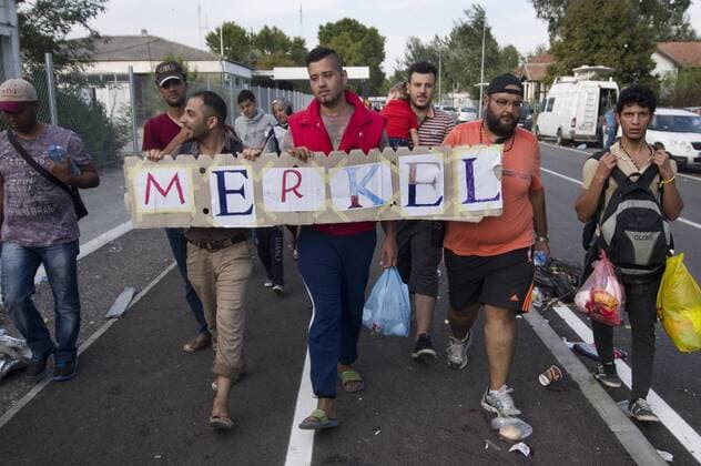 refugees at closed EU-border, Horgos-Roszke, Serbia SERBIEN, 15.09.2015, Horgos. Abriegelung der gruenen EU-Aussengrenze durch Ungarn auf Grund der internationalen Fluechtlingskrise: Nach Schliessen der letzten Oeffnung im neuen Grenzzaun stauen sich die Fluechtlinge auf serbischer Seite vor dem Grenzuebergang Horgos-Röszke: Fluechtlinge appellieren immer noch an Bundeskanzlerin Merkel. Physical closure of the green EU outer border by Hungary due to the international refugee crisis. After closing the last loophole in the new border fence the refugees and migrants are mounting up on the Serbian side at the border crossing point Horgos-Roszke. Refugee children shaking the fence at the closes country road crossing point: Refugees still calling upon the German chancellor Angela Merkel to help. Copyright: MartinxFejer EST&OST Fejer150915x03