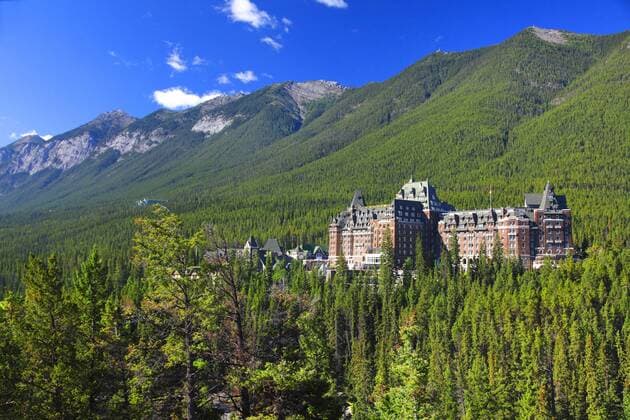 Bow River Tal mit Banff Springs Hotel, Kanada, Alberta, Banff Nationalpark Bow River Valley with Banff Springs Hotel, Canada, Alberta, Banff National Park BLWS404049