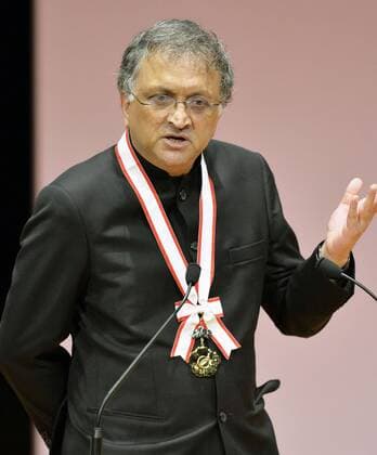 Indian historian Guha receives Academic Prize Indian historian and sociologist Ramachandra Guha delivers a speech in the western Japan city of Fukuoka on Sept. 17, 2015, after receiving the Academic Prize of the Fukuoka Prize for his work aimed at explaining the complex history of India. 