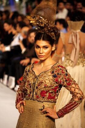 (150917) -- LAHORE, Sept. 17, 2015 -- A model presents a creation by designer Faiza Saqlain on the first day of Pakistan Fashion Designing Council (PFDC) bridal fashion week in eastern Pakistan s Lahore, Sept. 16, 2015. ) PAKISTAN-LAHORE-BRIDAL FASHION WEEK JamilxAhmed 