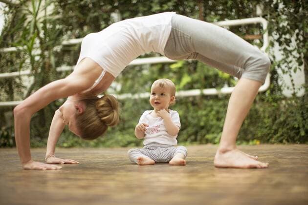 WELLNESS UND GESUNDHEIT Model Released: Junge Mutter macht Yoga Woman doing yoga exercise while baby watching her model released Symbolfoto  ABF000630