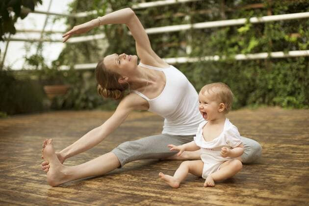 WELLNESS UND GESUNDHEIT Model Released: Junge Mutter macht Yoga Woman doing yoga exercise while baby having fun model released Symbolfoto  ABF000633