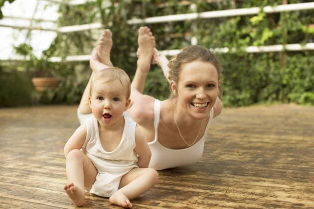 WELLNESS UND GESUNDHEIT Model Released: Junge Mutter macht Yoga Portrait of baby sitting in front of mother doing yoga exercise model released Symbolfoto  ABF000637
