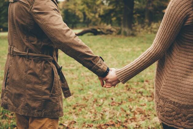 Young couple in love holding hands in an autumnal park, close-up model released Symbolfoto  CHAF000211