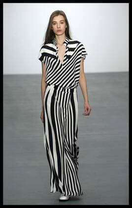 . 18 09 2015. London, United Kingdom. J.JS Lee show - London Fashion Week S S 2016-Day One.  xStephenxLockx xi-Imagesx IIM-11053-0005