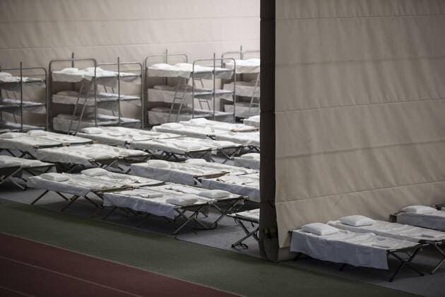 Aufbau Erstaufnahmeeinrichtung Notunterkunft Notaufnahme für Flüchtlinge, August-Schärttner-Halle, Hanau, Bild x von 9 (Nachtrag) Hanau, (für LOK), 14.09..2015 Aufbau Erstaufnahmeeinrichtung Notunterkunft Notaufnahme für Flüchtlinge, August-Schärttner-Halle, Hanau, im Bild: aufgebaute bereitstehende Betten Feldbetten in der Sporthalle,
