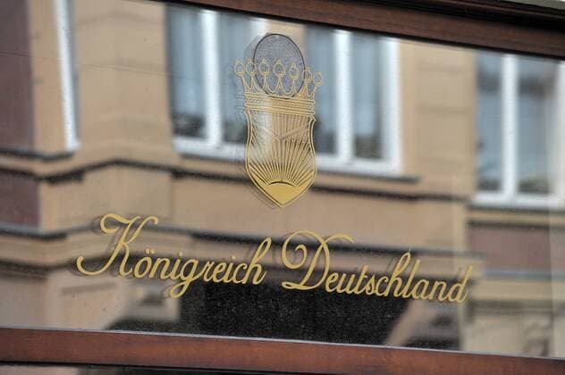 Schriftzug Königreich Deutschland auf der Schaufensterscheibe eines Ladengeschäftes in Lutherstadt Wittenberg; darüber ein Phantasiewappen. Reichsbürger in Wittenberg