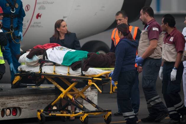 (150918) -- MEXICO CITY, Sept. 18, 2015 -- Mexican Foreign Minister Claudia Ruiz Massieu (L) reacts next to one of the Mexican tourists injured in Egypt, upon their arrival at the Presidential Hangar at Mexico City s International Airport, in Mexico City, capital of Mexico, on Sept. 18, 2015. The six Mexicans who survived the bomb attack perpetrated against a group of tourists in Egypt on Sept. 13, arrived on Friday in Mexico accompanied by their realtives. ) MEXICO-MEXICO CITY-EGYPT-SECURITY-TRANSFER PEDROxMERA 