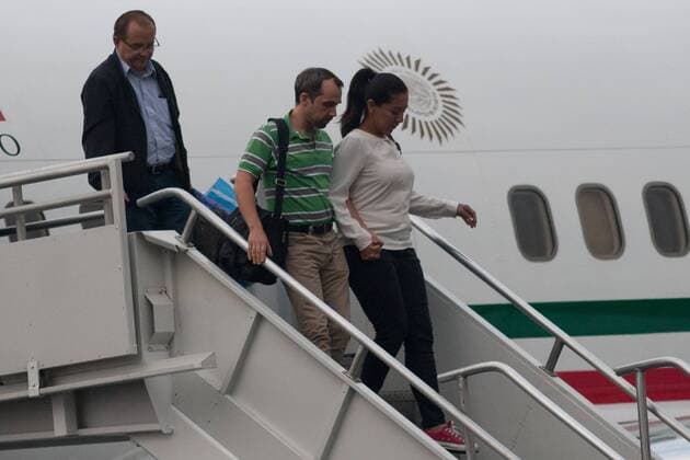 (150918) -- MEXICO CITY, Sept. 18, 2015 -- Relatives of the Mexican tourists injured in Egypt go down the presidential plane upon their arrival at the Presidential Hangar at Mexico City s International Airport, in Mexico City, capital of Mexico, on Sept. 18, 2015. The six Mexicans who survived the bomb attack perpetrated against a group of tourists in Egypt on Sept. 13, arrived on Friday in Mexico accompanied by their realtives. ) MEXICO-MEXICO CITY-EGYPT-SECURITY-TRANSFER PEDROxMERA 