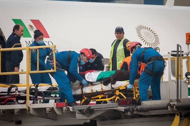 (150918) -- MEXICO CITY, Sept. 18, 2015 -- Emergency personnel moves one of the Mexican tourists injured in Egypt, upon their arrival at the Presidential Hangar at Mexico City s International Airport, in Mexico City, capital of Mexico, on Sept. 18, 2015. The six Mexicans who survived the bomb attack perpetrated against a group of tourists in Egypt on Sept. 13, arrived on Friday in Mexico accompanied by their realtives. ) MEXICO-MEXICO CITY-EGYPT-SECURITY-TRANSFER PEDROxMERA 
