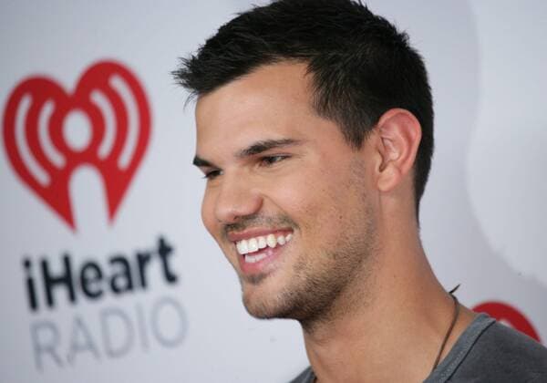 Taylor Lautner arrives in the press room for the iHeartRadio Music Festival at the MGM Grand Hotel in Las Vegas, Nevada on September 18, 2015.  LAV20150918023 JAMESxATOA