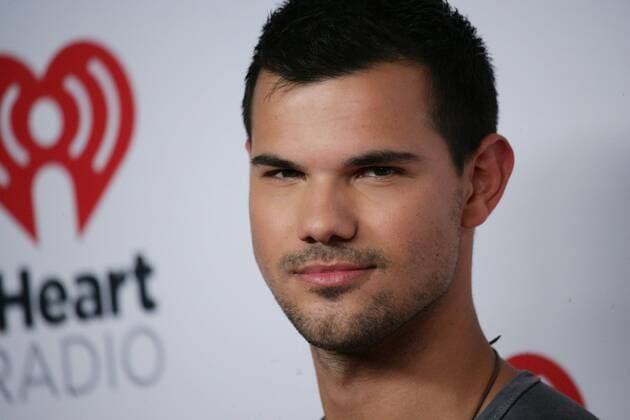 Taylor Lautner arrives in the press room for the iHeartRadio Music Festival at the MGM Grand Hotel in Las Vegas, Nevada on September 18, 2015.  LAV20150918021 JAMESxATOA