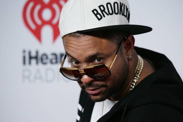 Shaggy arrives in the press room for the iHeartRadio Music Festival at the MGM Grand Hotel in Las Vegas, Nevada on September 18, 2015.  LAV20150918099 JAMESxATOA