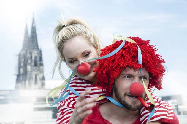 Germany, Cologne, young couple celebrating carnival dressed up as clowns model released Symbolfoto  FMKF001785