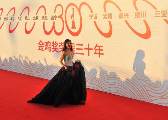 ENTERTAINMENT RED CARPET Preisverleihung Goldene Hahn in Changchun (150919) -- CHANGCHUN, Sept. 19, 2015 -- Actress Deng Jiajia walks on the red carpet before the Award Ceremony of the 24th China Golden Rooster & Hundred Flowers Film Festival in Jilin City, northeast China s Jilin Province, Sept. 19, 2015. )(mcg) CHINA-CHANGCHUN-GOLDEN ROOSTER & HUNDRED FLOWERS FILM FESTIVAL (CN) XuxChang 