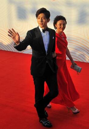 ENTERTAINMENT RED CARPET Preisverleihung Goldene Hahn in Changchun (150919) -- CHANGCHUN, Sept. 19, 2015 -- Actor Jing Boran (L) poses on the red carpet before the Award Ceremony of the 24th China Golden Rooster & Hundred Flowers Film Festival in Jilin City, northeast China s Jilin Province, Sept. 19, 2015. )(mcg) CHINA-CHANGCHUN-GOLDEN ROOSTER & HUNDRED FLOWERS FILM FESTIVAL (CN) XuxChang 