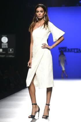 Model bei der Roberto Torretta Fashion Show auf der Mercedes-Benz Fashion Week Madrid Spring Summer 2016. Madrid, 19.09.2015 Roberto Torretta Model 