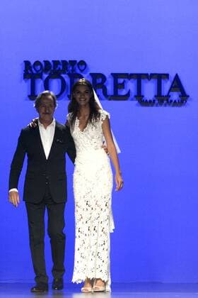 Roberto Torretta mit Model bei der Roberto Torretta Fashion Show auf der Mercedes-Benz Fashion Week Madrid Spring Summer 2016. Madrid, 19.09.2015 Roberto Torretta mit Model 