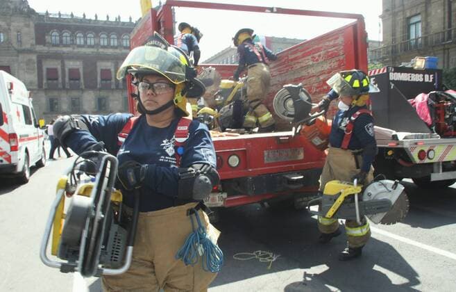 Firefighters take part in an earthquake mega drill held to mark the 30th anniversary of the 1985 earthquake, in Mexico City, capital of Mexico, on Sept. 19, 2015.Jorge Rios) (jg) (vf) MEXICO-MEXICO CITY-EARTHQUAKE-COMMEMORATION e JorgexRios 
