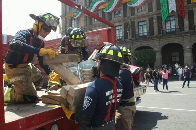 Firefighters take part in an earthquake mega drill held to mark the 30th anniversary of the 1985 earthquake, in Mexico City, capital of Mexico, on Sept. 19, 2015.Jorge Rios) (jg) (vf) MEXICO-MEXICO CITY-EARTHQUAKE-COMMEMORATION e JorgexRios 
