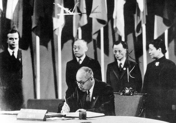 (150920) -- BEIJING, Sept. 20, 2015 () -- File Photo taken on June 26, 1945 shows Dong Biwu (front), representative of the Communist Party of China, signing the Charter of the United Nations, San Francisco, U.S. The restoration of the People s Republic of China s sole lawful rights by the 26th UN General Assembly was a major breakthrough in China s diplomacy. As a founding member of the UN and one of the five permanent members of the UN Security Council, China has played an important role during its process. Later this month, Chinese President Xi Jinping will deliver a speech on the world stage during his visit to the UN. () (mp) (1)CHINA-UN-HISTORY Xinhua 