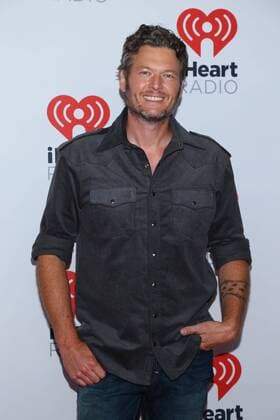 Blake Shelton arrives for the iHeartRadio Music Festival at the MGM Festival Grounds in Las Vegas, Nevada on September 19, 2015.  LAV20150919095 JAMESxATOA