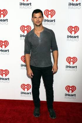 Taylor Lautner bei der Ankuft zum iHeartRadio Music Festival am 18.09.2015 in Las Vegas 2015 iHeartRadio Music Festival Las Vegas 2015 in Las Vegas 
