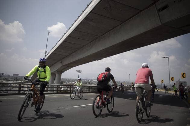 (150920) -- MEXICO CITY, Sept. 20, 2015 -- People ride bicycles in a section of the second level of Peripheral Ring avenue to mark World Car Free Day, in Mexico City, capital of Mexico, on Sept. 20, 2015. Alejandro Ayala) (jp) (fnc) MEXICO-MEXICO CITY-WORLD CAR FREE DAY e AlejandroxAyala 