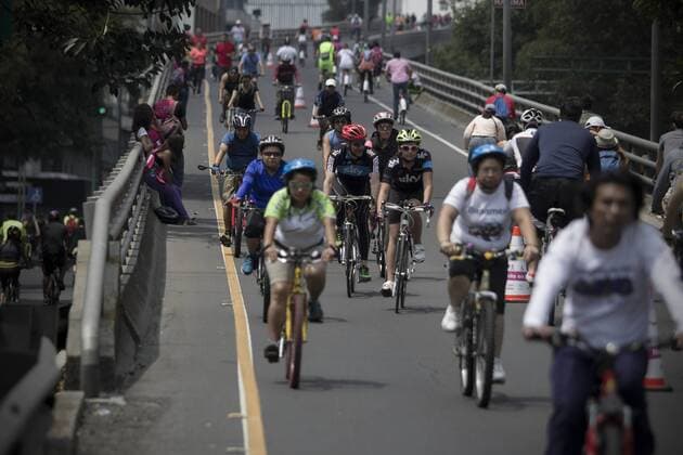 (150920) -- MEXICO CITY, Sept. 20, 2015 -- People ride bicycles in a section of the second level of Peripheral Ring avenue to mark World Car Free Day, in Mexico City, capital of Mexico, on Sept. 20, 2015. Alejandro Ayala) (jp) (fnc) MEXICO-MEXICO CITY-WORLD CAR FREE DAY e AlejandroxAyala 