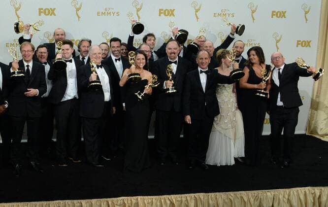 The cast and crew of Veep , crowd the photo room as Julia Louis-Dreyfus (C) holds her Emmys at the 67th Primetime Emmy Awards in the Microsoft Theater in Los Angeles on September 20, 2015.  LAP20150920235 JIMxRUYMEN