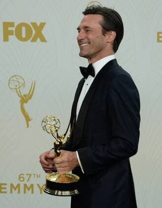 Actor Jon Hamm, winner of Outstanding Lead Actor in a Drama Series for Mad Men, holds his Emmy at the 67th Primetime Emmy Awards in the Microsoft Theater in Los Angeles on September 20, 2015.  LAP20150920281 JIMxRUYMEN