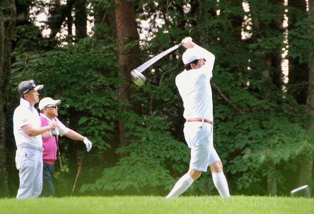 Japanese PM Abe plays golf Japanese Prime Minister Shinzo Abe (R) hits a shot at a golf course in the village of Narusawa, Yamanashi Prefecture, central Japan, on Sept. 21, 2015 during Japan s Silver Week holiday season. Following the enactment of contentious security legislation, Abe is taking a short break at his villa in the village until Sept. 22. 