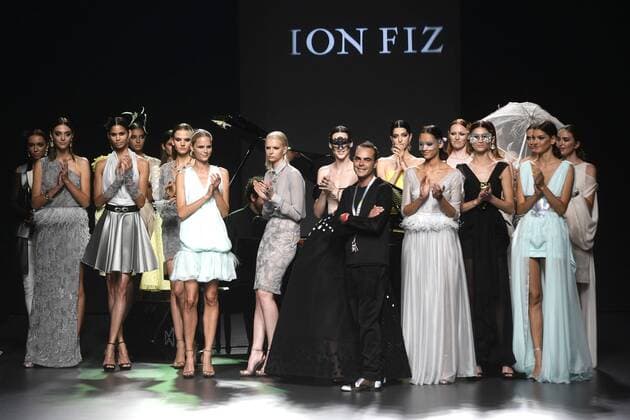 Ion Fiz mit Models bei der Ion Fiz Fashion Show auf der Mercedes-Benz Fashion Week Madrid Spring Summer 2016. Madrid, 20.09.2015 Ion Fiz mit Models 