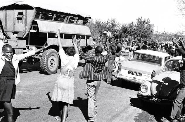 Bildnummer: 53859298 Datum: 16.06.1976 Copyright: imago Gallo Images South Africa. Apartheid. On 16 June 1976 high-school students in Soweto, South Africa, protested for better education. Police fired teargas and live bullets into the marching crowd killing innocent and ignited what is known as The Soweto Uprising , the bloodiest episode of riots between police and protesters since the s. Politik Soweto Apartheid Proteste Studentenproteste Schülerproteste kbdig xkg quer Highlight premiumd o0 sw Bildnummer 53859298 Date 16 06 1976 Copyright Imago Gallo Images South Africa Apartheid ON 16 June 1976 High School Students in Soweto South Africa protested for better Education Police FIRED and Live Bullets into The Marching Crowd Killing Innocent and ignited What IS known As The Soweto Uprising The bloodiest Episode of Riots between Police and protest Gallo53859298