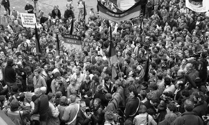 Fotos aus Dresden aus den 60er-, 70er- und 80er-Jahren und dem Jahr 1990. Besuch von Bundeskanzler Helmut Kohl am 19. und 20. Dezember 1989 in Dresden mit entscheidenden Gesprächen mit Hans Modrow. Dresdner warten auf Kohl vor dem Hotel Bellevue