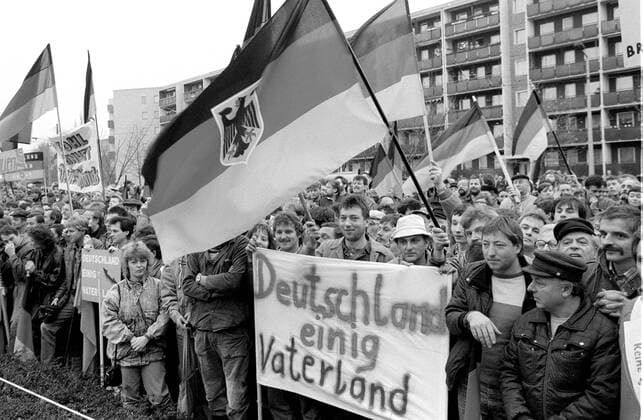 DDR-Zeit in Dresden DDR Wende 1989 Bundeskanzler Helmut Kohl am 19. 20.12.89 in Dresden Wartende vor dem Hotel Bellevue