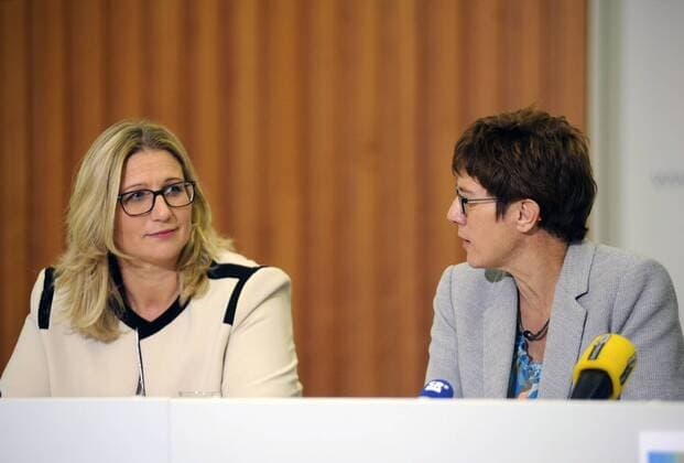 Die Landespresskonferenz in der Staatskanzlei in Saarbrücken, fotografiert am Dienstag (22.09.2015). Im Bild (v.l.): Wirtschaftsministerin Anke Rehlinger und Ministerpräsidentin Annegret Kramp-Karrenbauer.