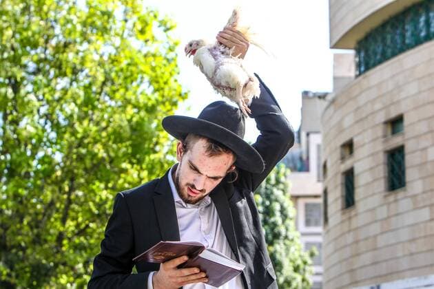 AKTUELLES ZEITGESCHEHEN Kapparot - Hühnerschwenken am Vorabend des Versöhnnungstages An Ultra-Orthodox Jewish man swings a chicken over his head during the Kaparot ceremony in the central Israeli city of Bnei Brak near Tel Aviv, on September 21, 2015. The Jewish ritual is supposed to transfer the sins of the past year to the chicken, and is performed before the Day of Atonement, or Yom Kippur, the most important day in the Jewish calendar, which this year falls on September 22 Nir Keidar 