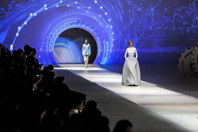 Models present creations during a fashion show to present Zhang Shuai s works in Beijing, capital of China, Sept. 22, 2015. ) (lfj) CHINA-BEIJING-FASHION SHOW (CN) LixFangyu 