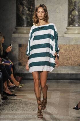 ENTERTAINMENT MODE Mailand Fashion Week - Blugirl Modenschau Milan Fashion Week, Women Spring Summer 2016. Milano, Moda Donna, Primavera Estate 2016. BLUGIRL catwalk Pictured: models  RiccardoxGiordano Fotosicki