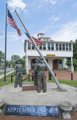 20 Jahre Anschläge vom 11. September: Gedenkkultur in den USA Brockport New York NY small town with Ground Zero Statue for 9 11 fire fighters hero memorial with USA flag at the Fire Museum in Brockport McPBBA McPBBA