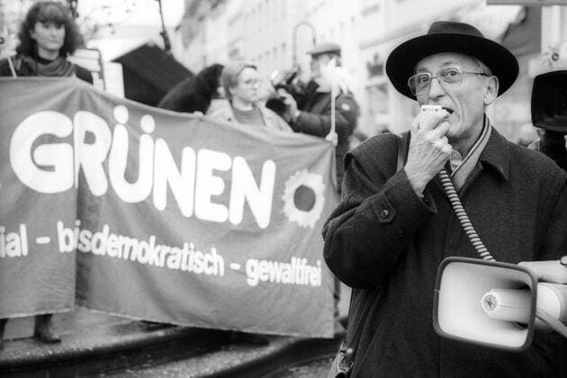 Klimazug der Grünen im Bundestagswahlkampf in Saarbrücken: Wilhelm Knabe am Megaphon