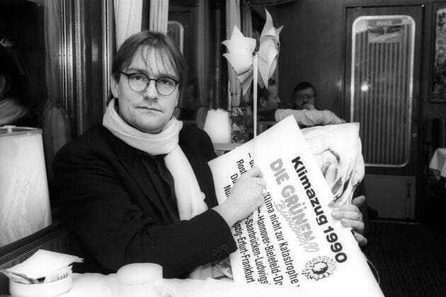 Klimazug der Grünen im Bundestagswahlkampf: Dirk Oblong mit dem Sonderzugschild