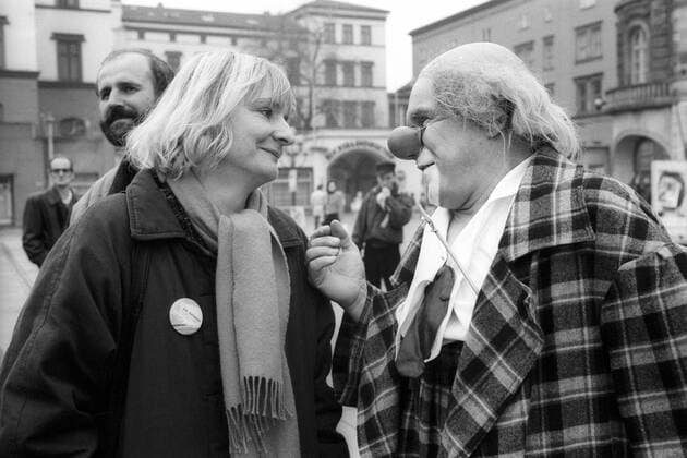 Klimazug der Grünen im Bundestagswahlkampf in Erfurt: Vera Wollenberger mit Clown Locci