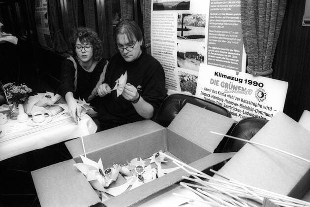 Klimazug der Grünen im Bundestagswahlkampf: Im Salonwagen werden Windräder gebastelt, re.: Dirk Oblong