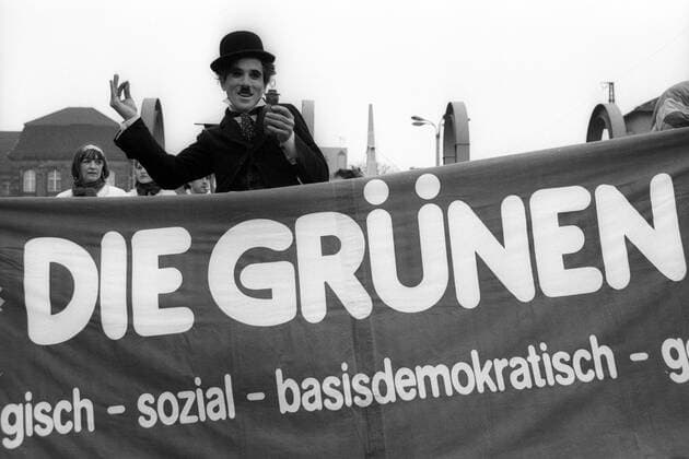 Klimazug der Grünen im Bundestagswahlkampf in Nürnberg: Charly Chaplin-Darsteller des UFA-Zirkus