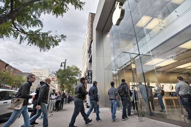 (150925) -- MONTREAL, Sept. 25, 2015 -- People walk into an Apple Store in Montreal, Canada, Sept. 25, 2015. Montrealers line up overnight to be the first recipients of the iPhone 6s. The Apple Corporation released iPhone 6s this morning in Montreal. Andrew Soong) (zjy) CANADA-MONTREAL-IPHONE 6S-RELEASE libaodong 