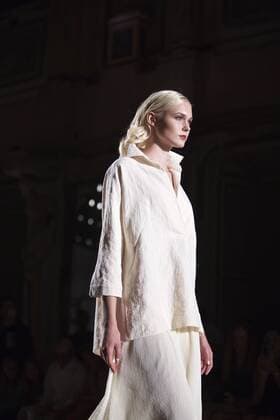 MILAN, Sept. 25, 2015 -- A model presents creations by Chinese designer Xiaoyan Li in Milan, Italy, Sept. 25, 2015. ) ITALY-MILAN-FASHION-CHINA-XIAOYAN LI JinxYu 