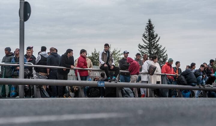 Salzburg 25.09.2015, Grenzuebergang, Salzburg, AUT, Fluechtlingskrise in der EU, im Bild Fluechtlinge an der Grenze zu Deutschland auf der Bruecke Migrants on the Bridge to the German Border. Thousands of refugees fleeing violence and persecution in their own countries continue to make their way toward the EU, border crossing, Salzburg, Austria on 2015 09 25.  EX_JFK 