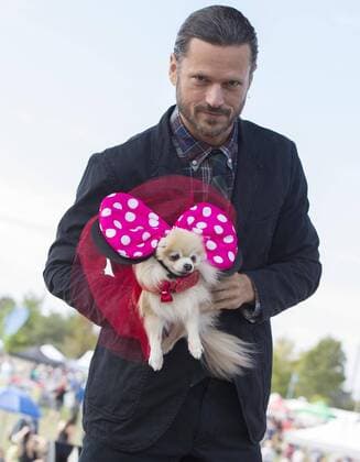 (150927) -- TORONTO, Sept. 27, 2015 -- A model displays a dressed up pet dog on stage during the fashion show event of the 2015 Woofstock at Woodbine Park in Toronto, Canada, Sept. 27, 2015. Woofstock is the largest outdoor festival for dogs in North America. ) CANADA-TORONTO-WOOFSTOCK-PET DOG-FASHION SHOW ZouxZheng 